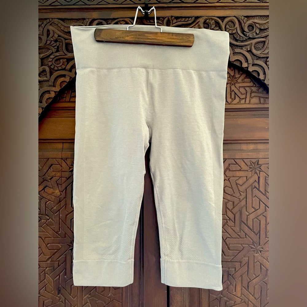 Lululemon grey capri leggings